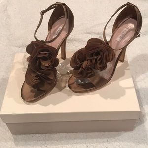6/$20 🆕 Glint Satin Heels